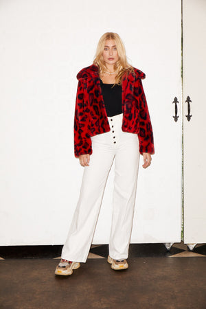 SHACI Lyon faux fur jacket in red leopard with button closure and side pockets. Comfortable, cozy, breathable, lightweight, fitted, anti-wrinkle, Japanese faux fur fabric