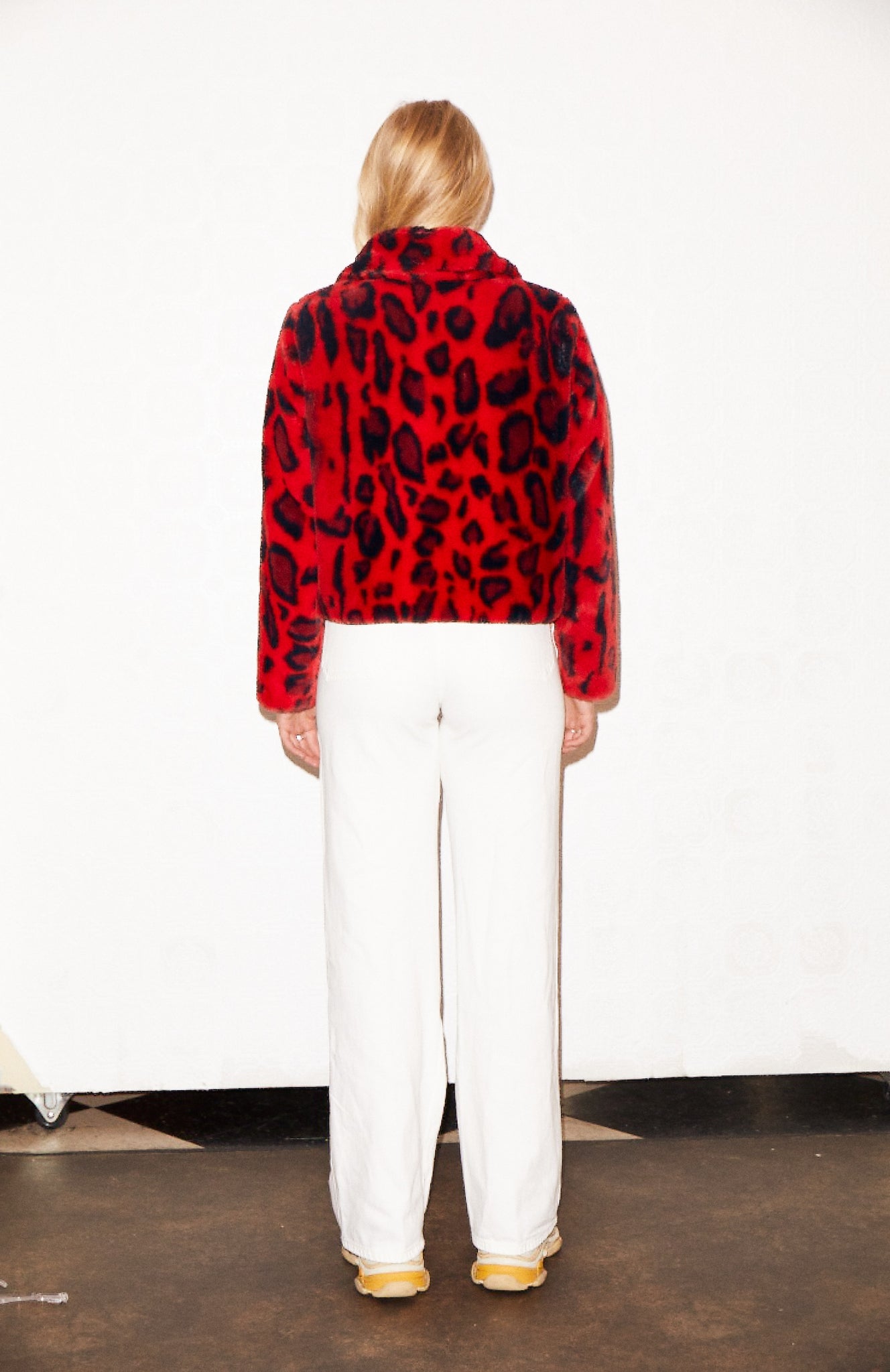 SHACI Lyon faux fur jacket in red leopard with button closure and side pockets. Comfortable, cozy, breathable, lightweight, fitted, anti-wrinkle, Japanese faux fur fabric