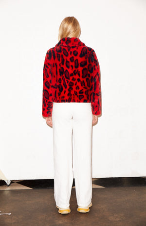 SHACI Lyon faux fur jacket in red leopard with button closure and side pockets. Comfortable, cozy, breathable, lightweight, fitted, anti-wrinkle, Japanese faux fur fabric